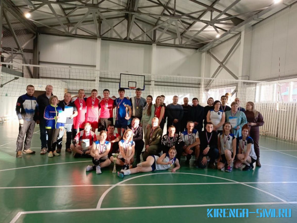 Районный турнир среди мужских и женских команд по волейболу.