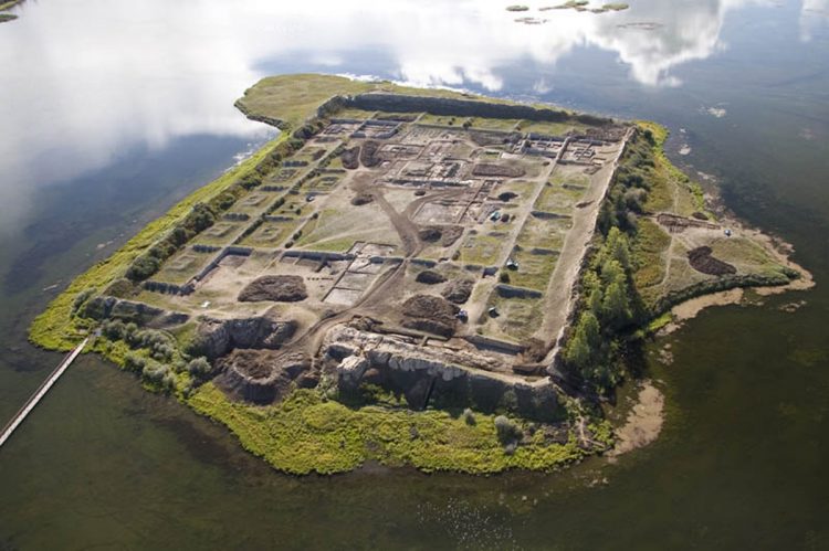 Древняя крепость посреди озера в Сибири все еще хранит свои тайны…