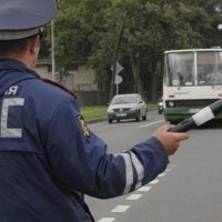 Инспекторам ДПС развязали руки: водителей будут тормозить в любом месте на дороге и проверять пассажиров