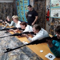16 ноября в военно-патриотическом центре «Сарма» поселка Магистральный прошли районные соревнования по стрельбе из пневматической винтовки