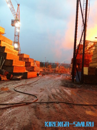 Штабель леса горит на площади 1,25 тыс. кв. м в Казачинско-Ленском районе
