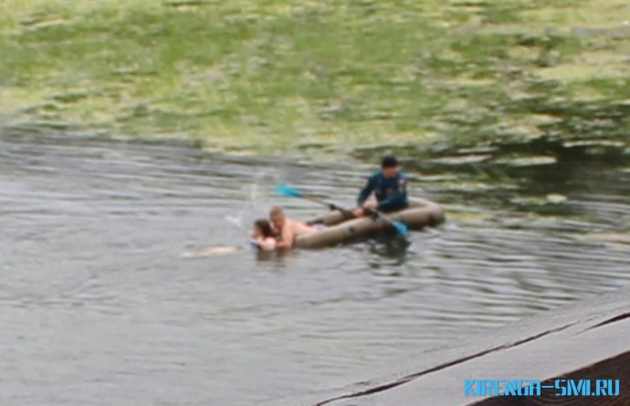 В Усть-Куде девушка на иномарке упала с моста в реку Куда 2