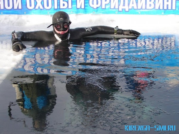 Иркутянин проплыл без акваланга подо льдом Байкала 100 метров