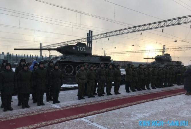 Эшелон с танками Т-34, которые Лаос передал России, встретили в Иркутске