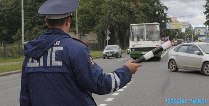 Инспекторам ДПС развязали руки: водителей будут тормозить в любом месте на дороге и проверять пассажиров
